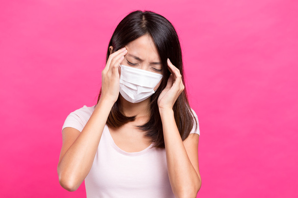 Vrouw gevoel ziek en dragen gezichtsmasker - Foto, afbeelding