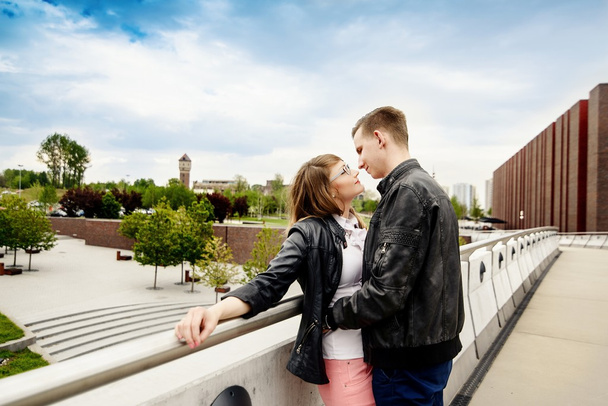 jeune couple embrasser sur le pont
. - Photo, image