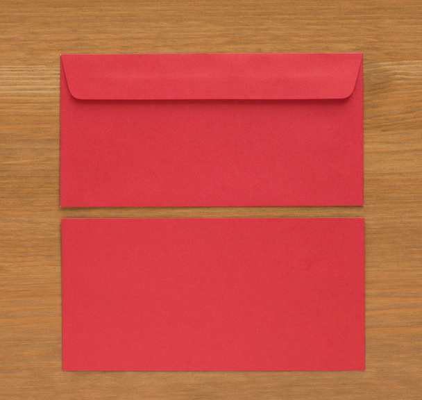 czerwoną kopertę na tle drewna - Zdjęcie, obraz