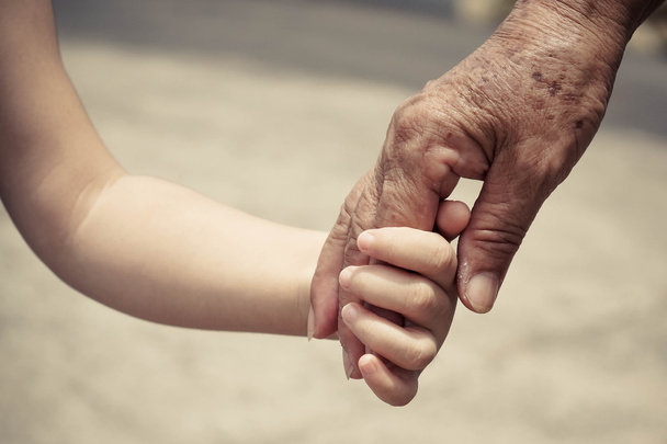рука маленького ребенка, трогающего старую руку
 - Фото, изображение