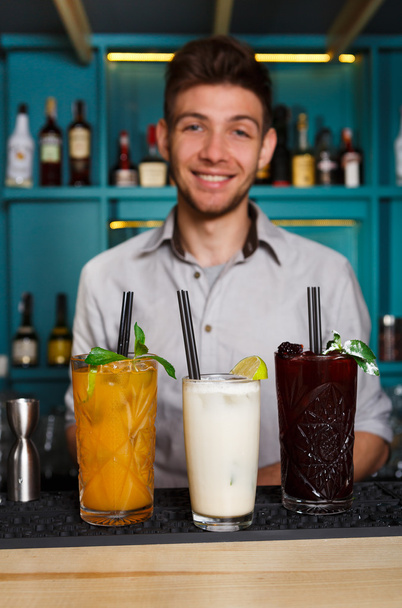 Young Barman propose des cocktails alcoolisés au bar de la boîte de nuit
 - Photo, image