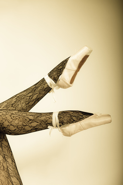 Female legs dancer in ballet shoes - Foto, Bild