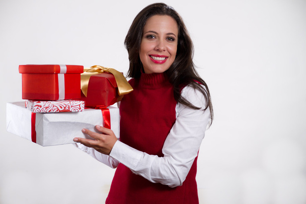 Young mother holding christmas gifts - Foto, imagen