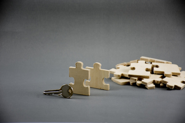  Puzzle wykonane z drewna z key.on szare tło z pomysłu na biznes lub Wizja biznesowa - Zdjęcie, obraz