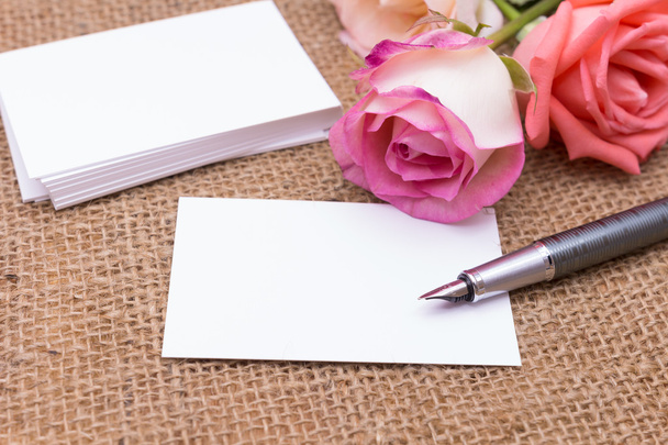 papírová poznámka s růží na dělovém sáčku (Organizátor, agenda, kniha, deník, karta) - Fotografie, Obrázek