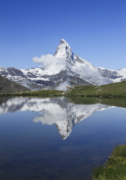 ikonikus svájci csúcs és a tükörképét - Fotó, kép