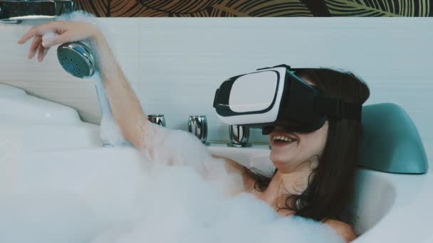 Ragazza prendere bagno pieno di schiuma in bagno con occhiali di realtà virtuale. Ridi.
 - Filmati, video