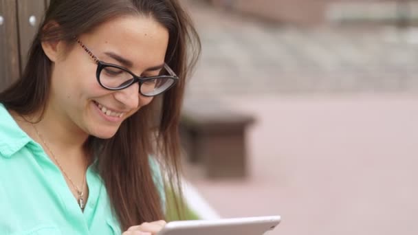 eautiful student in glasses with a digital tablet sitting - Záběry, video