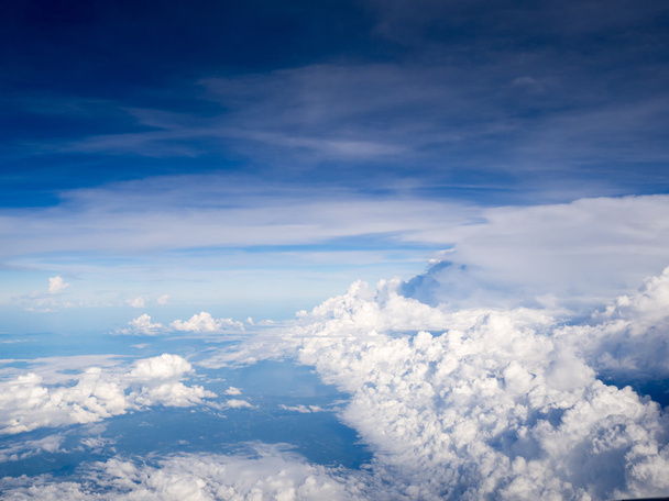 Cool soft unica nuvola bianca e vista cielo blu dalla finestra di aeroplano durante il volo sopra la Thailandia
. - Foto, immagini