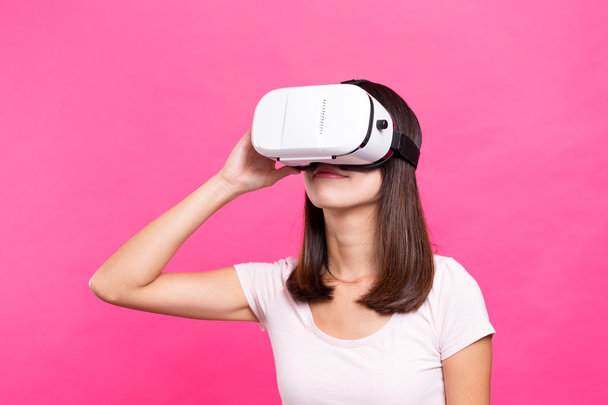 Женщина просматривает VR устройство
 - Фото, изображение