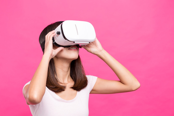 Nainen etsii läpi virtuaalitodellisuus laite
 - Valokuva, kuva