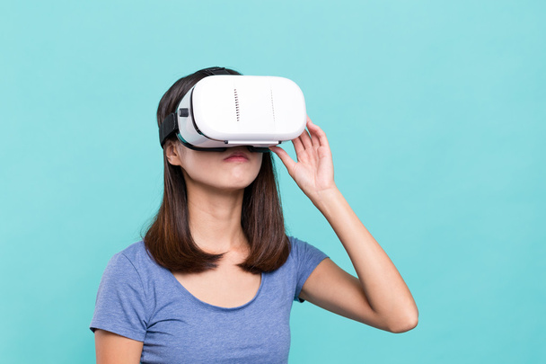 Experiencia de mujer a través del dispositivo VR
 - Foto, Imagen