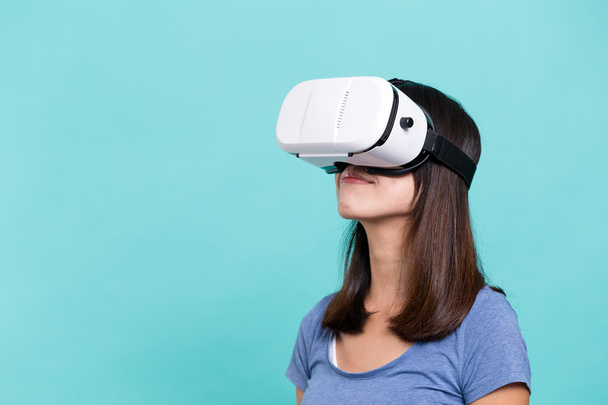 Ženy zkušenosti prostřednictvím zařízení pro virtuální realitu - Fotografie, Obrázek