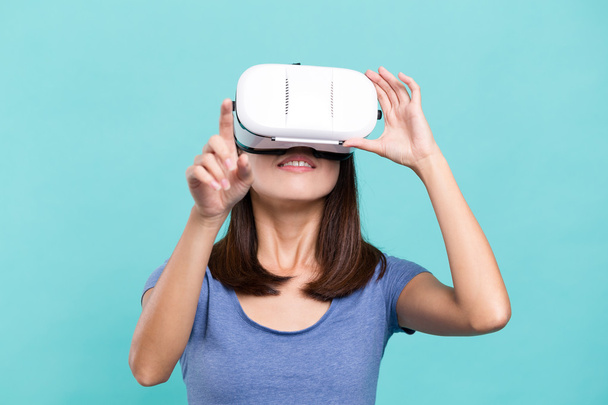 Kobieta korzystająca z wirtualnej rzeczywistości - Zdjęcie, obraz