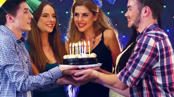 Meisje met vrienden vieren verjaardag en klap uit kaarsen op cake.4k - Video