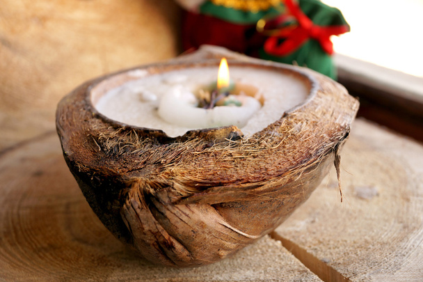 Santa Claus y una vela en un coco
 - Foto, imagen