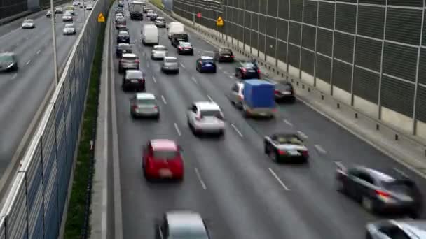 Hat sávos, ellenőrzött autópálya Lengyelországban. - Felvétel, videó