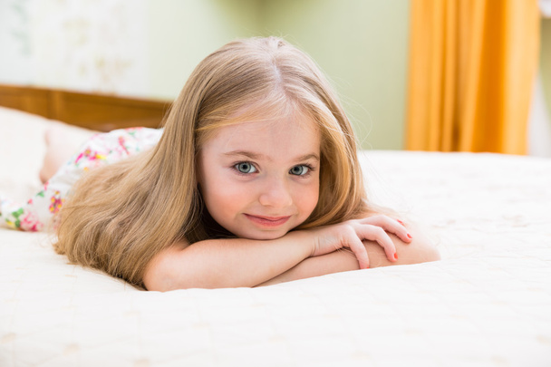 entzückendes kleines Mädchen erwachte im Bett - Foto, Bild