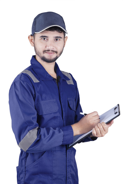 Arabic technician with clipboard in studio - Foto, Imagen