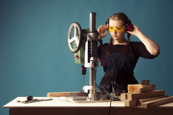 female carpenter and drilling machine. - Valokuva, kuva