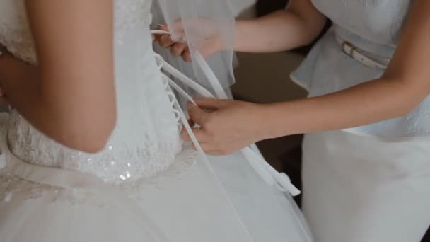 Madre encaje el vestido de novia de la novia
 - Imágenes, Vídeo
