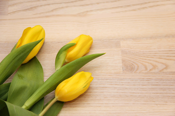 Tulips on wooden background - Foto, afbeelding