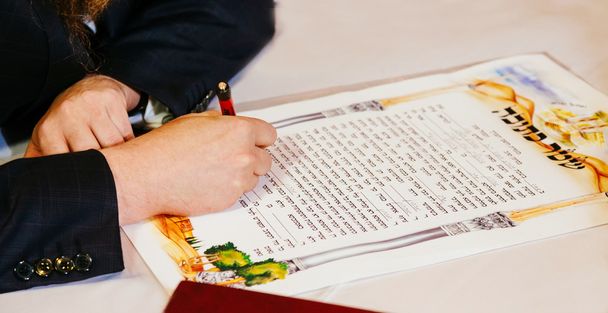 Традиційні єврейські весілля, єврейський шлюбний контракт. - Фото, зображення