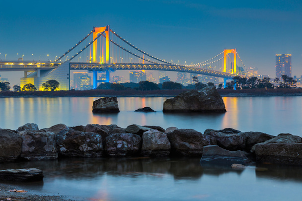 Ουράνιο τόξο γέφυρα αναστολής crossover Τόκιο πόλη στο κέντρο της πόλης σε Odiaba  - Φωτογραφία, εικόνα