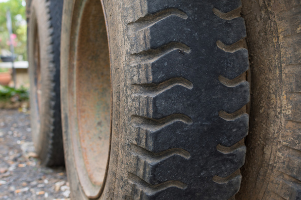 Neumático de camión con polvo
 - Foto, imagen