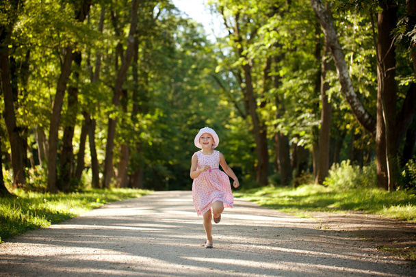 Little girl runs - Foto, imagen