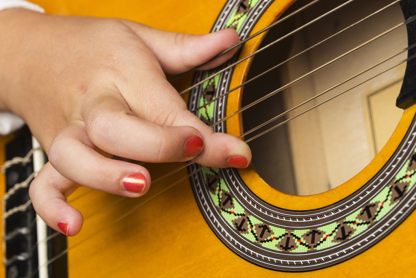 Mała dziewczynka gra na gitarze - Zdjęcie, obraz