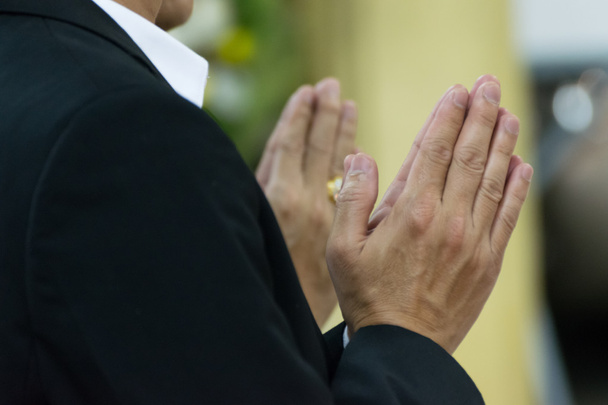 Mãos de homem orando a Deus
 - Foto, Imagem
