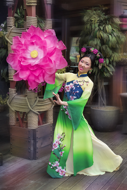 Mujer en traje de princesa china con sombrilla floral
 - Foto, imagen