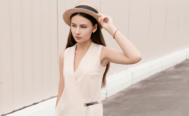 Bela mulher na moda em um chapéu caminha pela cidade
 - Foto, Imagem