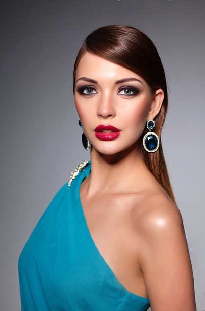 Beautiful woman with evening make-up - Foto, imagen