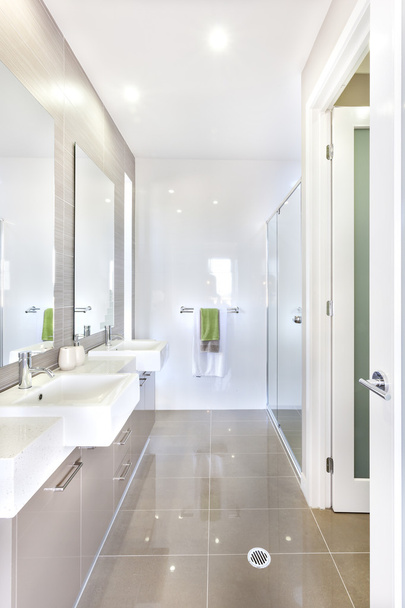 Salle de bain moderne avec ensemble de lavabos et salle de bain
 - Photo, image