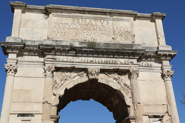El Arco de Tito en la ciudad de Roma
 - Foto, Imagen