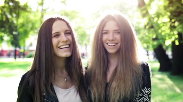 twee lachende meisjes in het stadspark - Video