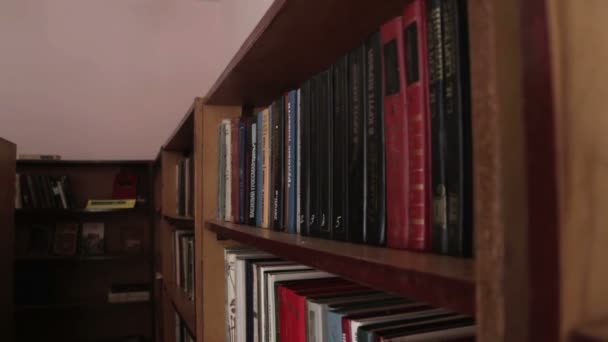 Półki biblioteczne z książkami - Materiał filmowy, wideo