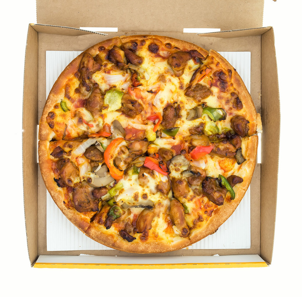 Pizza disparada en la caja de pizza - Foto, imagen