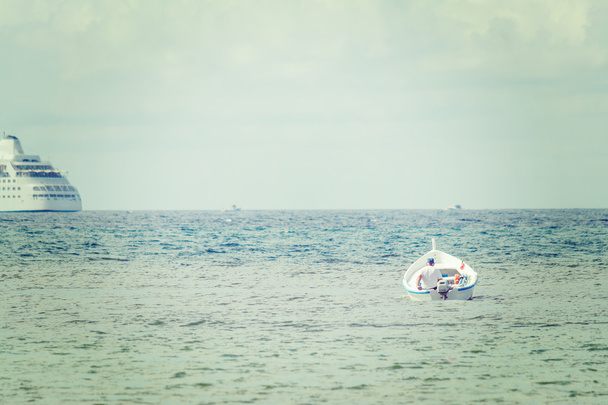 hombre en un pequeño barco en el mar
 - Foto, imagen