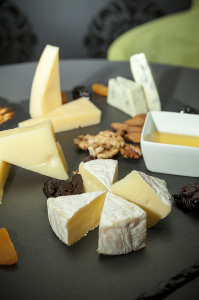 erityyppiset juustot, joissa on kuivatut hedelmät
 - Valokuva, kuva