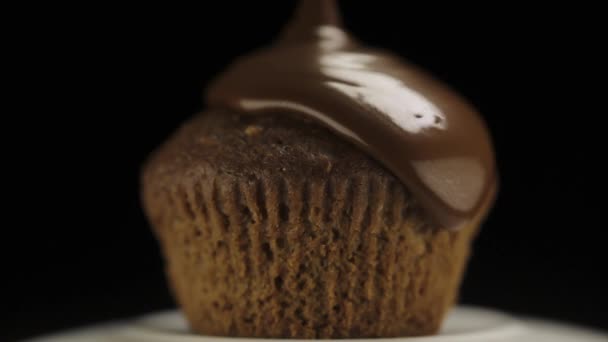 Teplý čokoládový nalijte na dort - Záběry, video