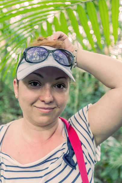  glückliche Frau tief im tropischen Amazonas-Dschungel - Foto, Bild