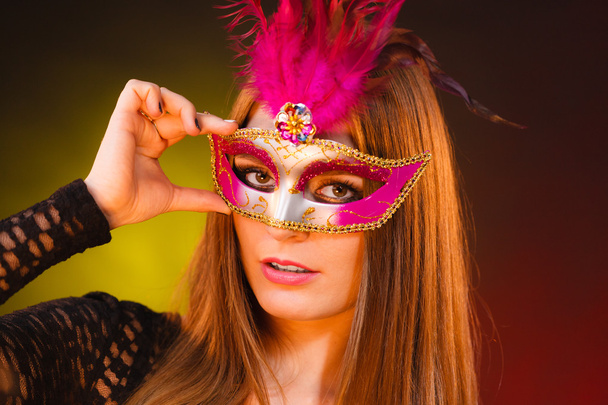 Femme tient carnaval masque gros plan
 - Photo, image