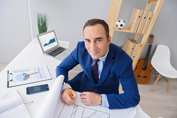 Adult businessman working in office - Photo, Image