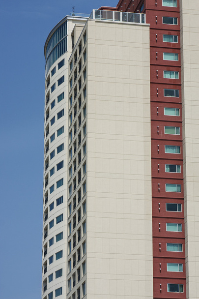 Moderni kovassa nousussa Condo Tower Blue Sky
 - Valokuva, kuva