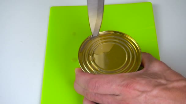 Bir kavanoz konserve balık açın - Video, Çekim