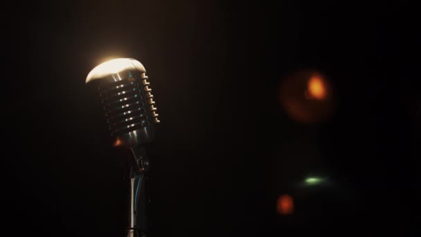 Concerto vintage microfono soggiorno sul palco in club vuoto sotto i riflettori bianchi
 - Filmati, video