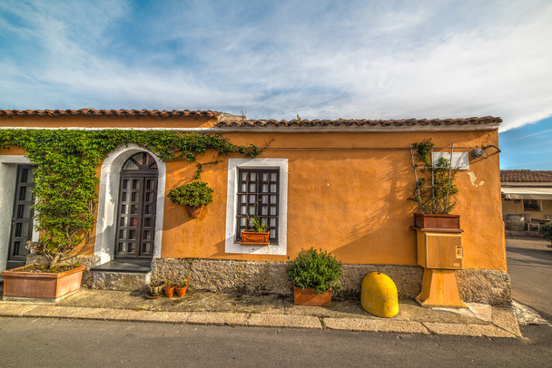 parede rústica laranja na Sardenha
 - Foto, Imagem